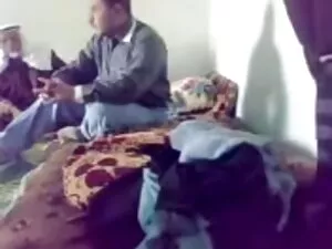布列塔尼大火的金发女郎得到了一个黑公鸡在 ...