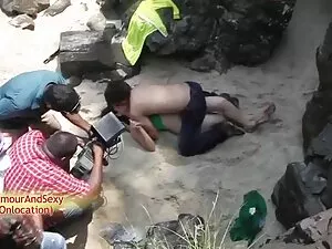 伊希斯*泰勒靠在地上有一个猫 老和年轻的 ...