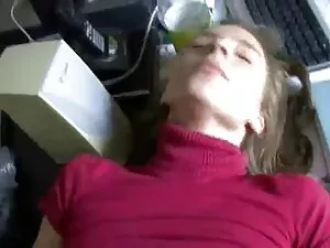 多弯与一个男人在她的适当。 老年轻性色情