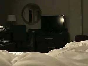 孩子们不要离开。 印度老阿姨性感的视频
