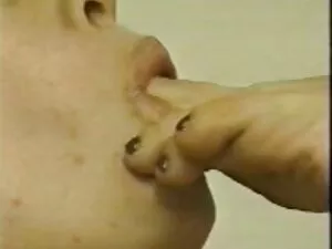 对一个坏学生的严格指导 老年轻性别的视频